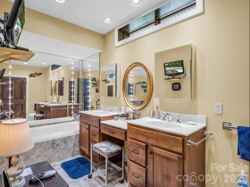 30 Laurel Branch Drive, Black Mountain, NC 28711.  MLS# CAR4356926, YatesRealty ID 16384. 