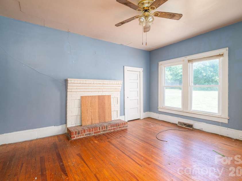 4823 Anthony Road, Kings Mountain, NC 28086.  MLS# CAR4351296, YatesRealty ID 16386. LIVING ROOM