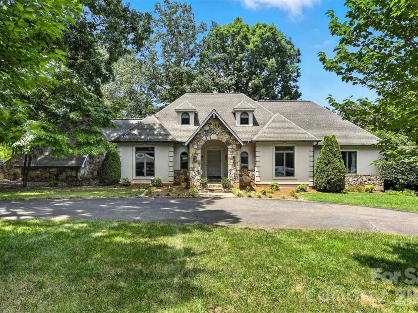 5042 Ridgeland Drive, Hickory, NC 28602.  MLS# CAR4290958, YatesRealty ID 16387. 