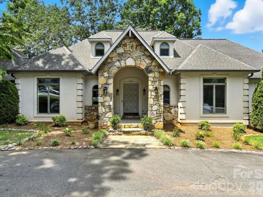 5042 Ridgeland Drive, Hickory, NC 28602.  MLS# CAR4290958, YatesRealty ID 16387. 