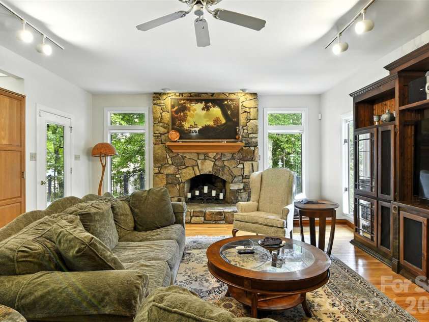 5042 Ridgeland Drive, Hickory, NC 28602.  MLS# CAR4290958, YatesRealty ID 16387. 