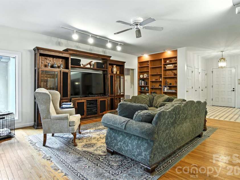 5042 Ridgeland Drive, Hickory, NC 28602.  MLS# CAR4290958, YatesRealty ID 16387. 
