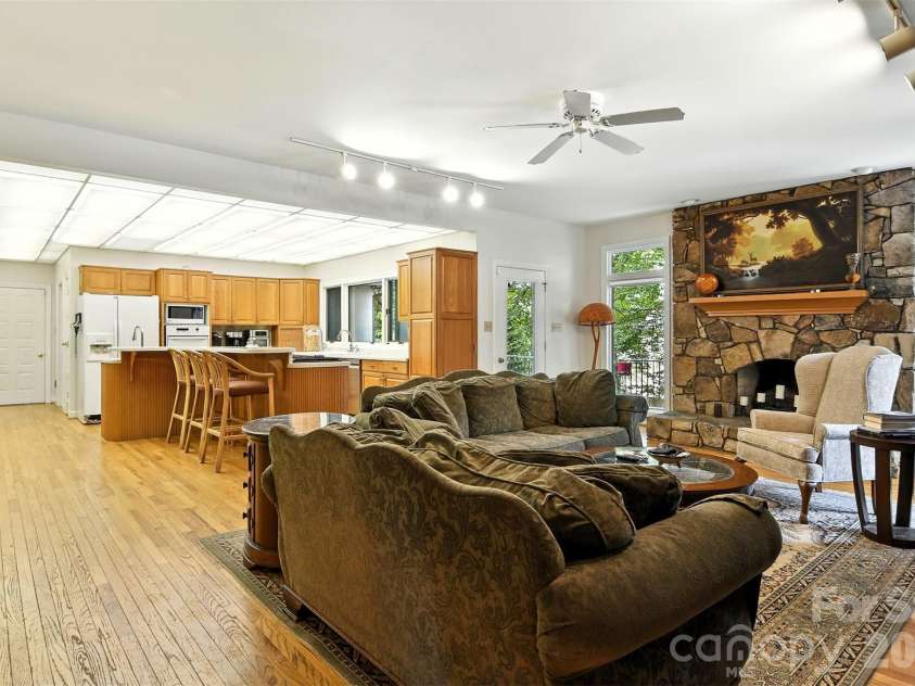 5042 Ridgeland Drive, Hickory, NC 28602.  MLS# CAR4290958, YatesRealty ID 16387. 
