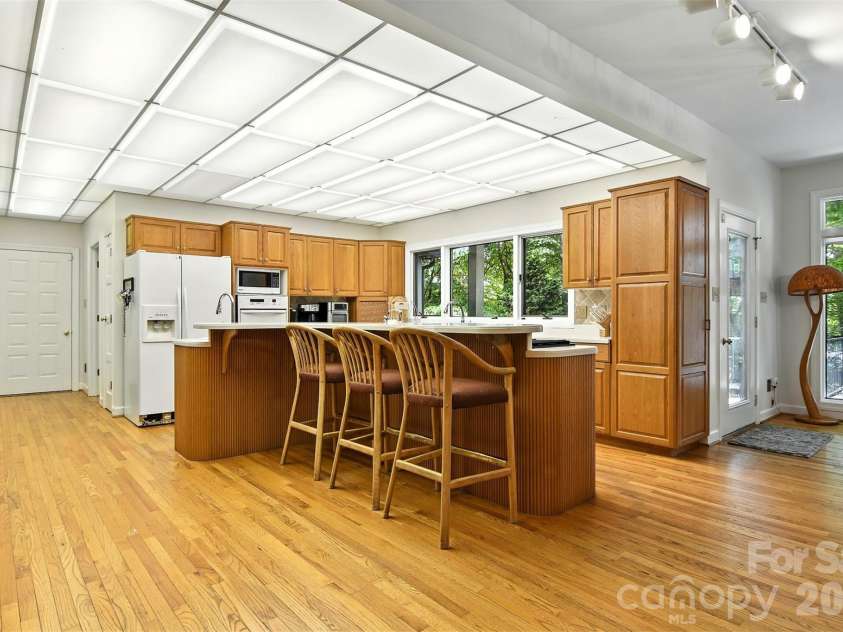 5042 Ridgeland Drive, Hickory, NC 28602.  MLS# CAR4290958, YatesRealty ID 16387. 