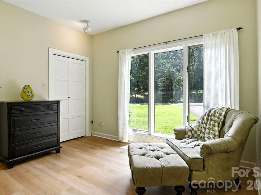 5042 Ridgeland Drive, Hickory, NC 28602.  MLS# CAR4290958, YatesRealty ID 16387. 