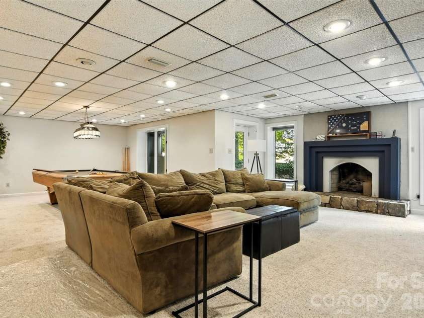 5042 Ridgeland Drive, Hickory, NC 28602.  MLS# CAR4290958, YatesRealty ID 16387. 