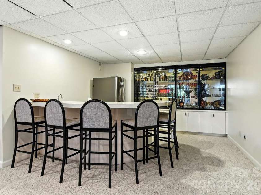 5042 Ridgeland Drive, Hickory, NC 28602.  MLS# CAR4290958, YatesRealty ID 16387. 