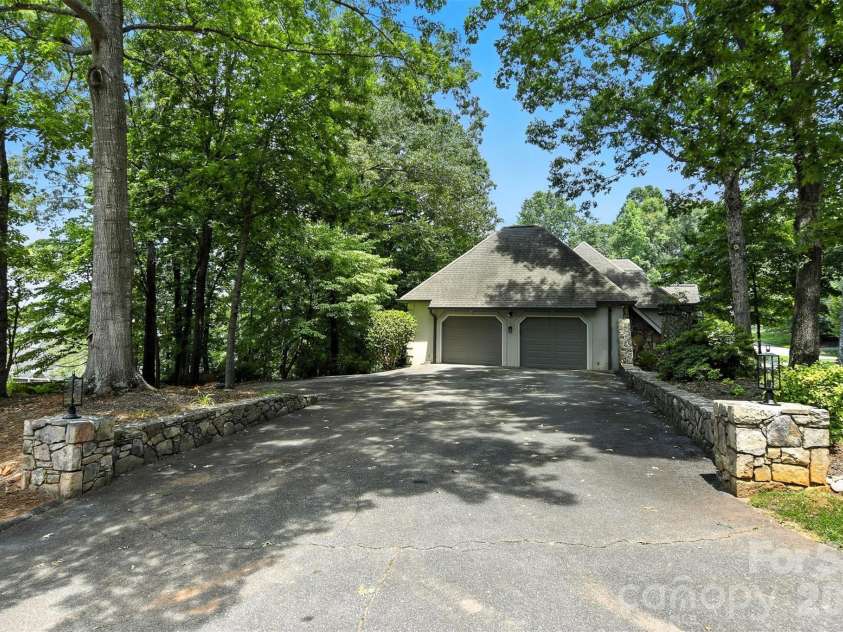 5042 Ridgeland Drive, Hickory, NC 28602.  MLS# CAR4290958, YatesRealty ID 16387. 