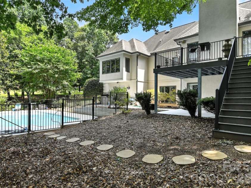 5042 Ridgeland Drive, Hickory, NC 28602.  MLS# CAR4290958, YatesRealty ID 16387. 