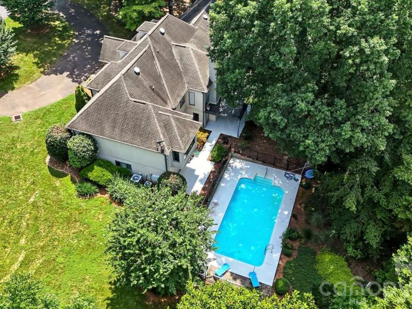 5042 Ridgeland Drive, Hickory, NC 28602.  MLS# CAR4290958, YatesRealty ID 16387. 
