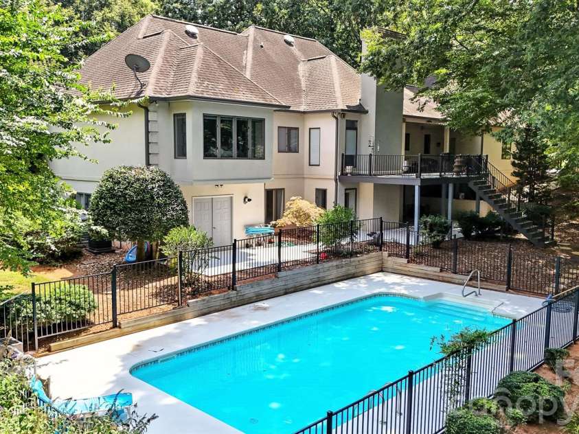 5042 Ridgeland Drive, Hickory, NC 28602.  MLS# CAR4290958, YatesRealty ID 16387. 