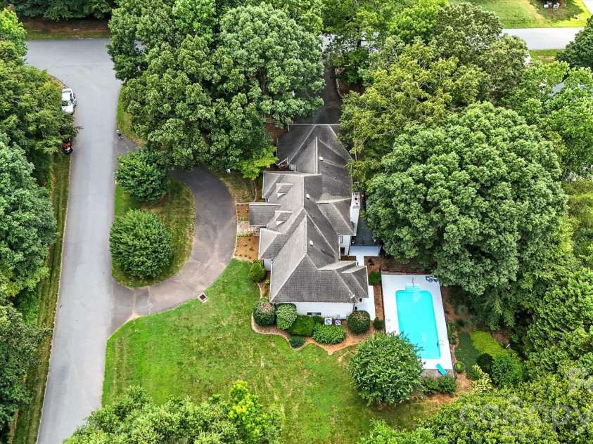 5042 Ridgeland Drive, Hickory, NC 28602.  MLS# CAR4290958, YatesRealty ID 16387. 