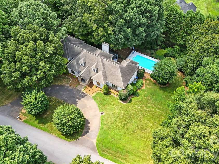 5042 Ridgeland Drive, Hickory, NC 28602.  MLS# CAR4290958, YatesRealty ID 16387. 