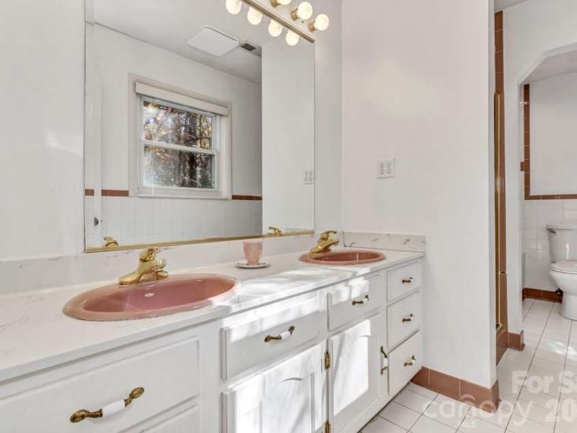 111 Hidden Pond Lane, Asheville, NC 28804.  MLS# CAR4315494, YatesRealty ID 16388. Master bath