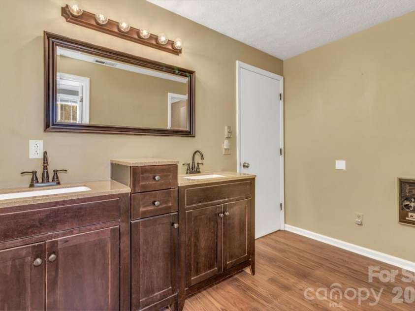111 Hidden Pond Lane, Asheville, NC 28804.  MLS# CAR4315494, YatesRealty ID 16388. Second bathroom