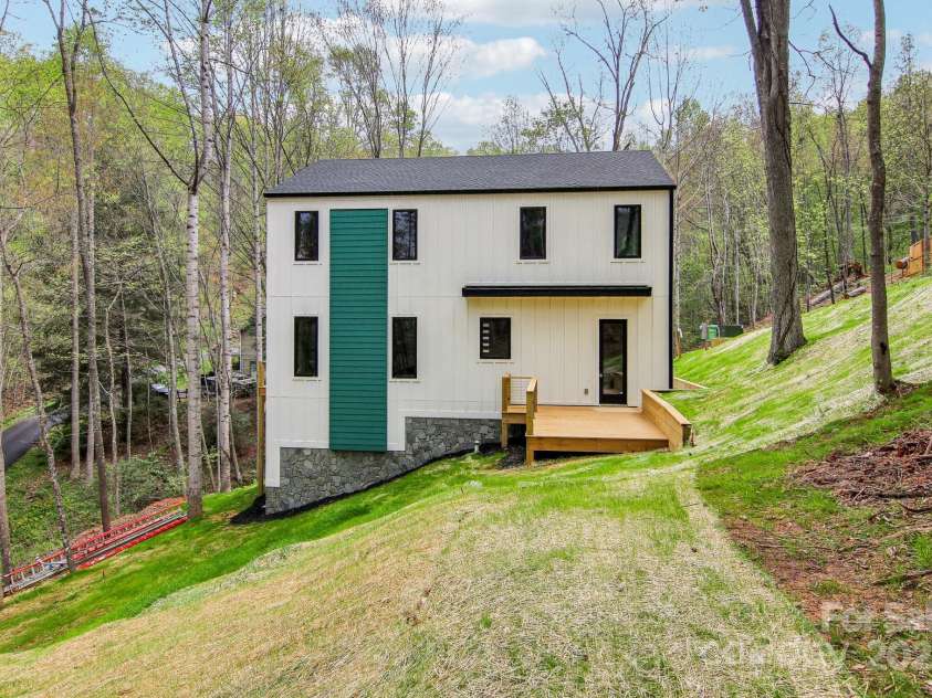 181 Curly Maple Drive, Canton, NC 28716.  MLS# CAR4238416, YatesRealty ID 16388. Back deck w/ built in seating bench