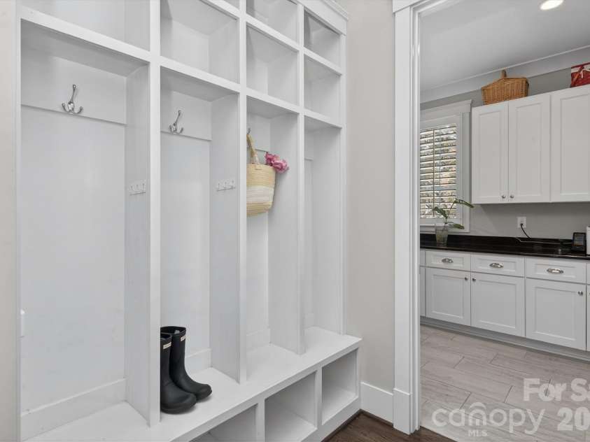 328 Melbourne Court, Charlotte, NC 28209.  MLS# CAR4366941, YatesRealty ID 16389. Drop Zone