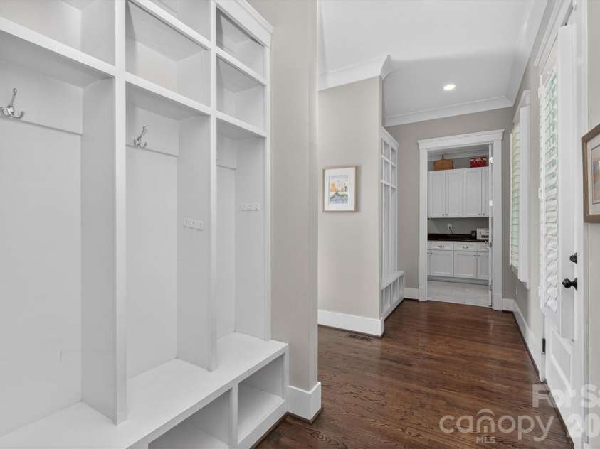 328 Melbourne Court, Charlotte, NC 28209.  MLS# CAR4366941, YatesRealty ID 16389. Drop Zone