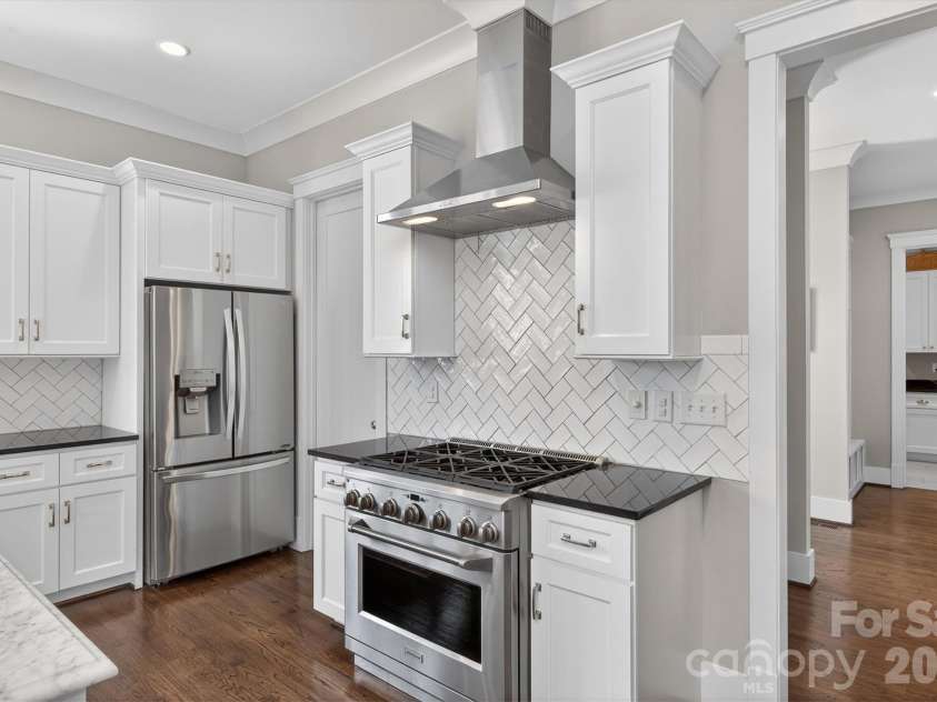 328 Melbourne Court, Charlotte, NC 28209.  MLS# CAR4366941, YatesRealty ID 16389. Kitchen