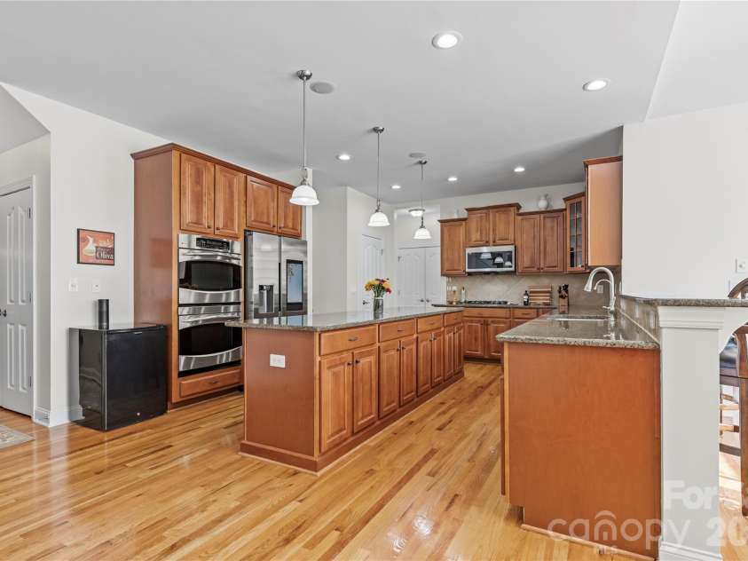 388 Cove Creek Loop, Mooresville, NC 28117.  MLS# CAR4304115, YatesRealty ID 16390. Spacious kitchen with island and breakfast bar