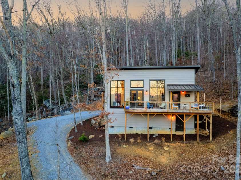 43 Tinkling Springs Lane, Fairview, NC 28730.  MLS# CAR4159981, YatesRealty ID 16392. Beautiful Private Setting