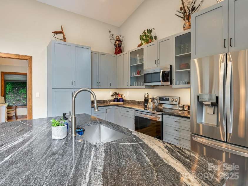 43 Tinkling Springs Lane, Fairview, NC 28730.  MLS# CAR4159981, YatesRealty ID 16392. Lovely Granite Island and LG Stainless Appliances