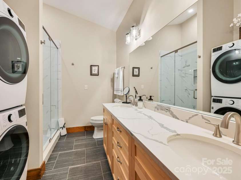 43 Tinkling Springs Lane, Fairview, NC 28730.  MLS# CAR4159981, YatesRealty ID 16392. Lovely Tiled Primary En-Suite Bath