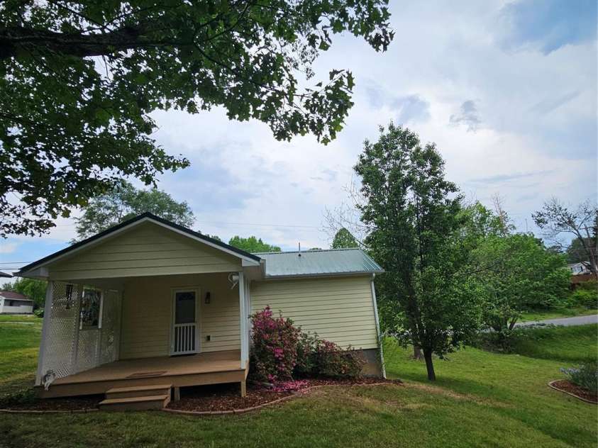 504 Pineburr Avenue, Valdese, NC 28690.  MLS# CAR4252890, YatesRealty ID 16395. Back Porch