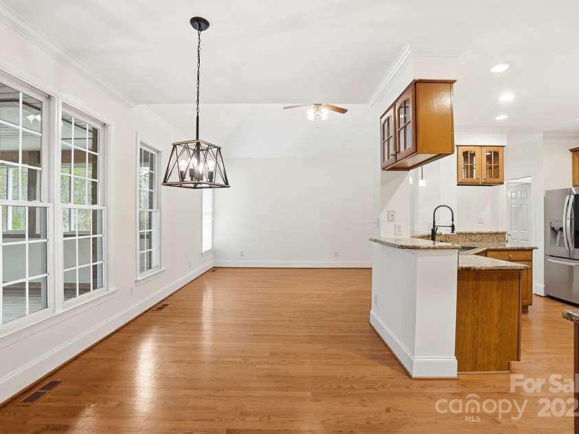 1427 Doe Ridge Lane, Fort Mill, SC 29715.  MLS# CAR4329491, YatesRealty ID 16397. Breakfast/keeping room 
