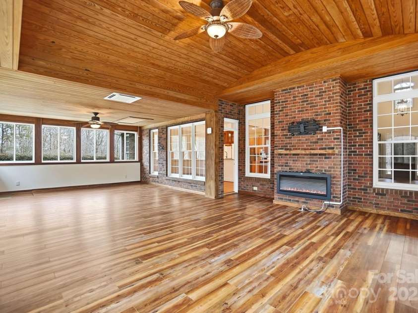 1427 Doe Ridge Lane, Fort Mill, SC 29715.  MLS# CAR4329491, YatesRealty ID 16397. Family room 