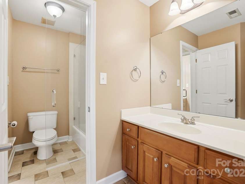 1427 Doe Ridge Lane, Fort Mill, SC 29715.  MLS# CAR4329491, YatesRealty ID 16397. Upstairs bath with 2 sink areas