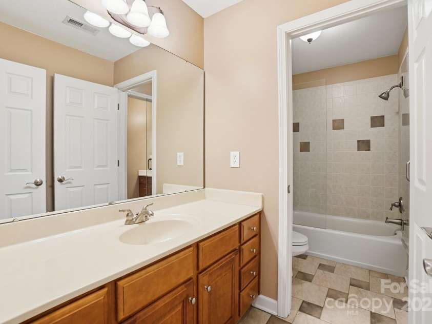 1427 Doe Ridge Lane, Fort Mill, SC 29715.  MLS# CAR4329491, YatesRealty ID 16397. Upstairs bathroom 