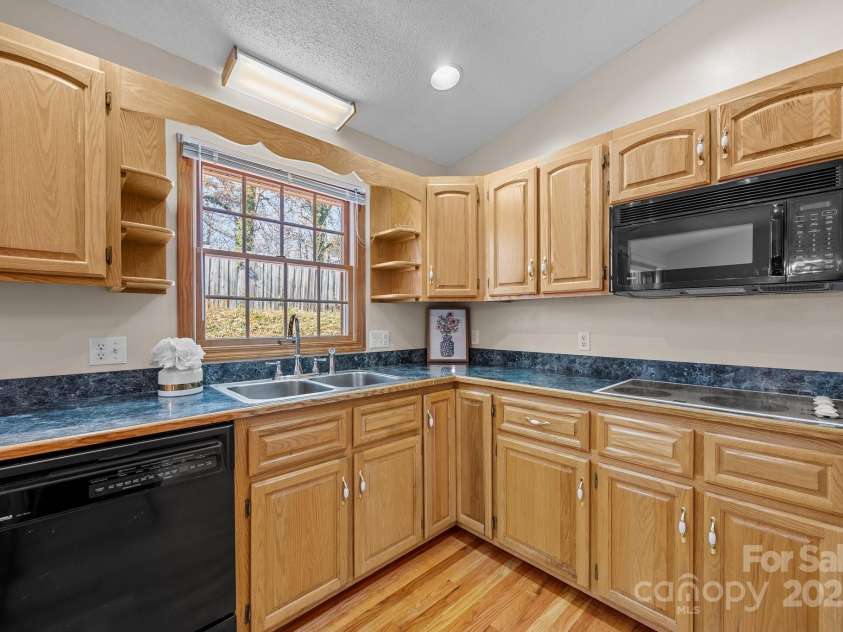 35 Clayton Drive, Weaverville, NC 28787.  MLS# CAR4199794, YatesRealty ID 16399. 