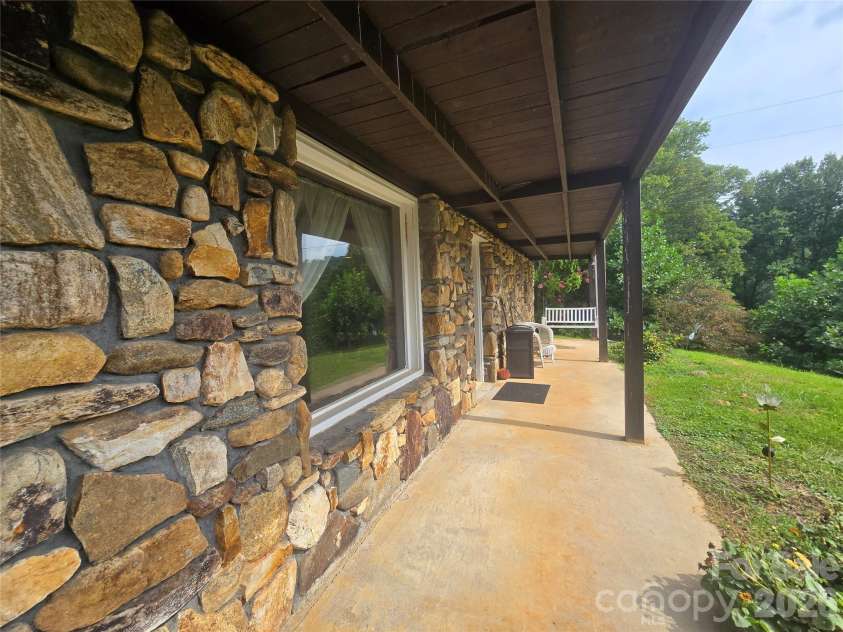 707 Lickskillet Road, Burnsville, NC 28714.  MLS# CAR4325739, YatesRealty ID 16401. 