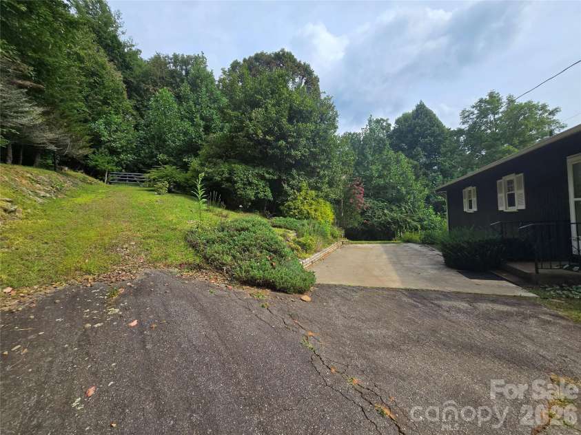 707 Lickskillet Road, Burnsville, NC 28714.  MLS# CAR4325739, YatesRealty ID 16401. 
