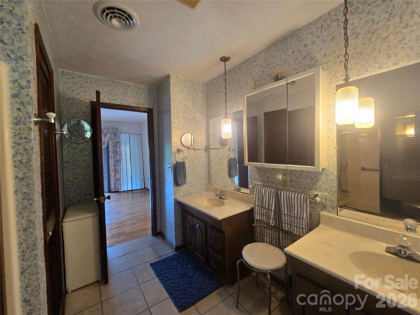 707 Lickskillet Road, Burnsville, NC 28714.  MLS# CAR4325739, YatesRealty ID 16401. 