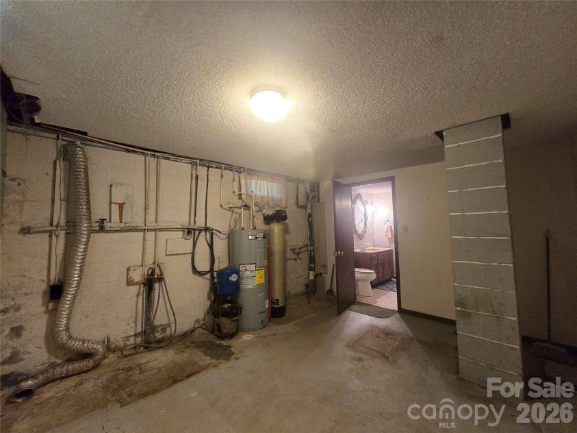 707 Lickskillet Road, Burnsville, NC 28714.  MLS# CAR4325739, YatesRealty ID 16401. 