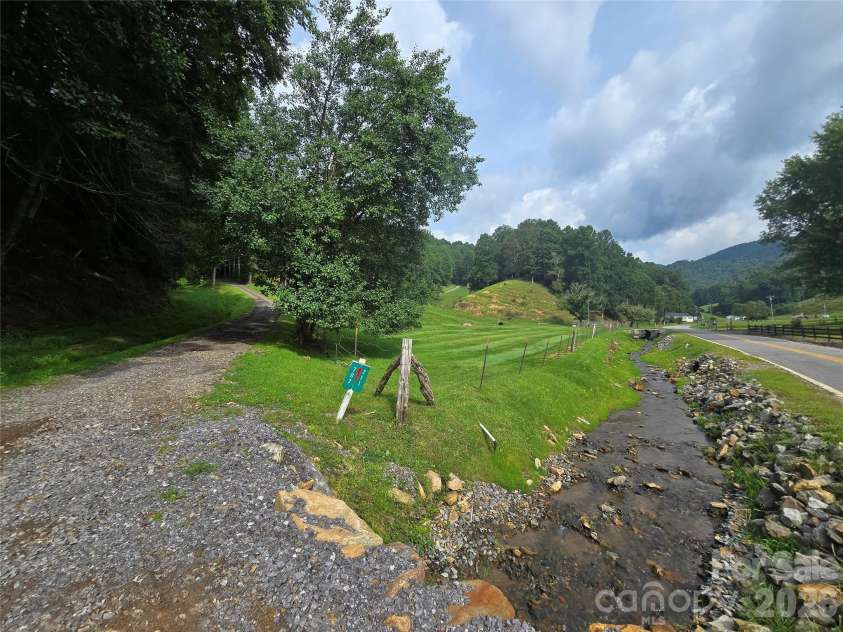 707 Lickskillet Road, Burnsville, NC 28714.  MLS# CAR4325739, YatesRealty ID 16401. 