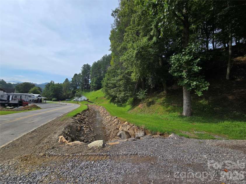 707 Lickskillet Road, Burnsville, NC 28714.  MLS# CAR4325739, YatesRealty ID 16401. 