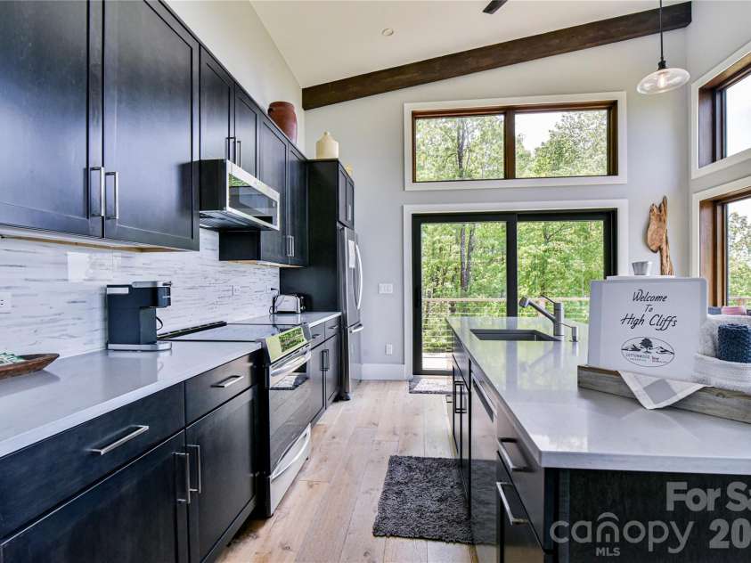 41 High Cliffs Trail, Black Mountain, NC 28711.  MLS# CAR4301745, YatesRealty ID 16402. 