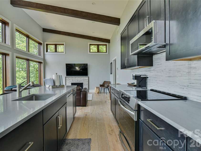 41 High Cliffs Trail, Black Mountain, NC 28711.  MLS# CAR4301745, YatesRealty ID 16402. 