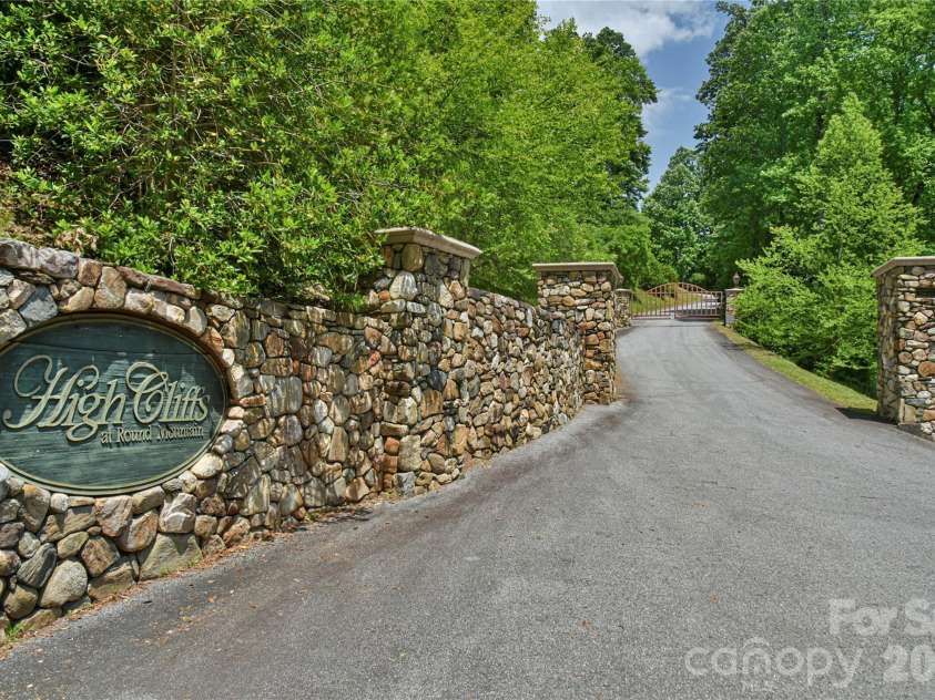 41 High Cliffs Trail, Black Mountain, NC 28711.  MLS# CAR4301745, YatesRealty ID 16402. 