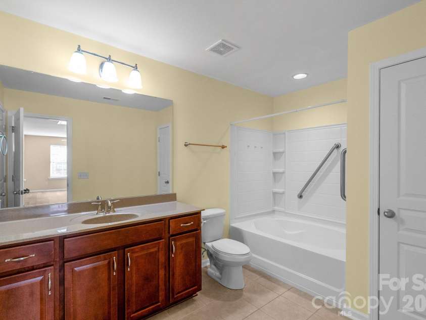 4419 Forest Gate Lane, Charlotte, NC 28270.  MLS# CAR4359056, YatesRealty ID 16405. Full Bath