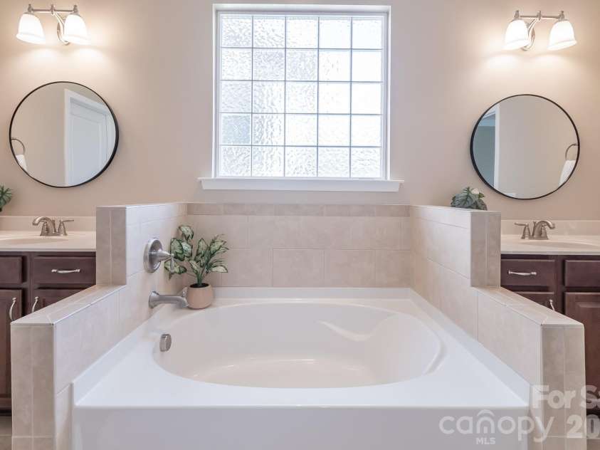 4419 Forest Gate Lane, Charlotte, NC 28270.  MLS# CAR4359056, YatesRealty ID 16405. Primary Ensuite with soaking tub