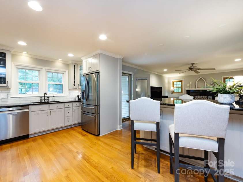 6941 Queensberry Drive, Charlotte, NC 28226.  MLS# CAR4264969, YatesRealty ID 16407. 