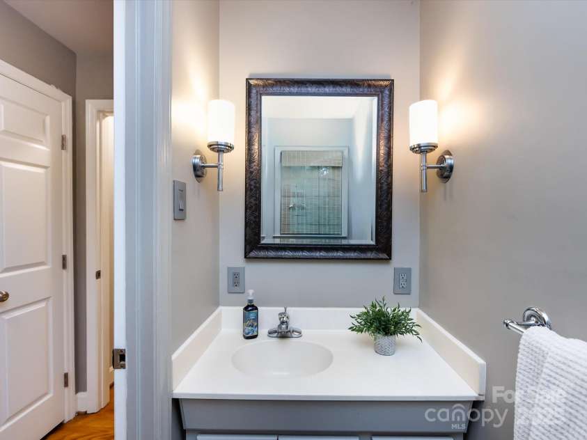 6941 Queensberry Drive, Charlotte, NC 28226.  MLS# CAR4264969, YatesRealty ID 16407. 