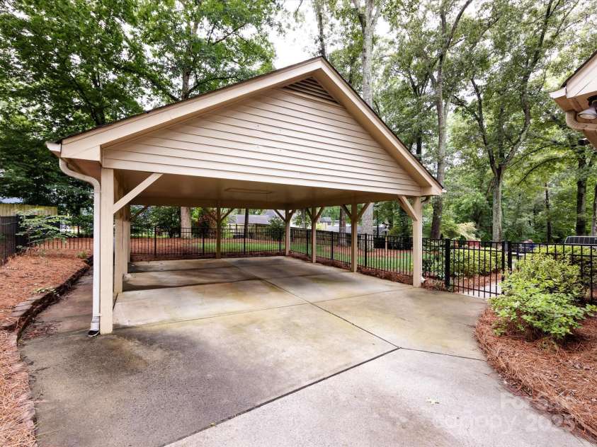 6941 Queensberry Drive, Charlotte, NC 28226.  MLS# CAR4264969, YatesRealty ID 16407. 