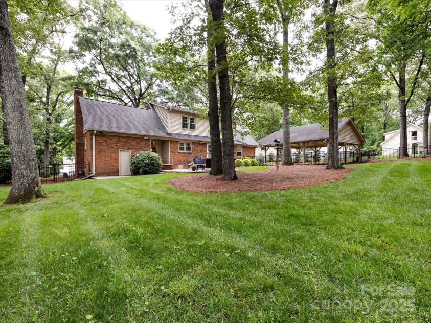 6941 Queensberry Drive, Charlotte, NC 28226.  MLS# CAR4264969, YatesRealty ID 16407. 