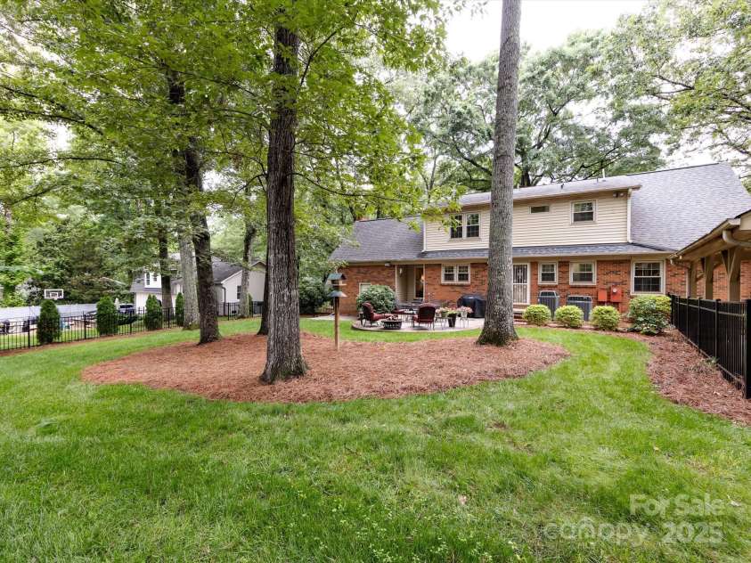 6941 Queensberry Drive, Charlotte, NC 28226.  MLS# CAR4264969, YatesRealty ID 16407. 