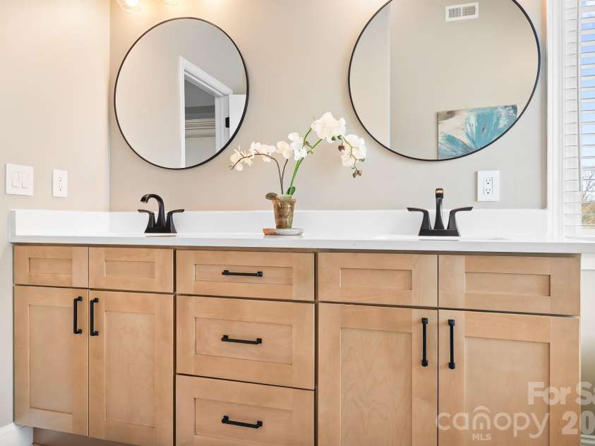 1546 Valhalla Drive, Denver, NC 28037.  MLS# CAR4353456, YatesRealty ID 16408. The Primary bath double vanity with dual sinks and mirrors. 